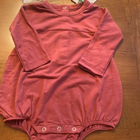kate quinn Other - Kate Quinn NWT 12-18 months rose body suit organic cotton